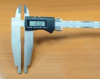 Digital caliper with external top tips
