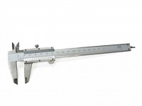 Analog sliding scale with flat depth gauge