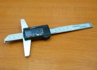 Digital depth gauge with nose, large display