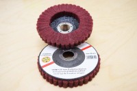 Lamellar polishing wheel 125mm made of red abrasive fleece for angle grinders - folded