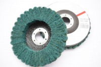 Lamellar polishing wheel 125mm made of green abrasive fleece for angle grinders - folded